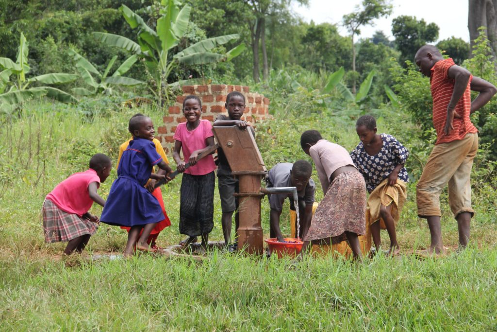 uganda-escuela_rural-ninas_sacando_agua_2